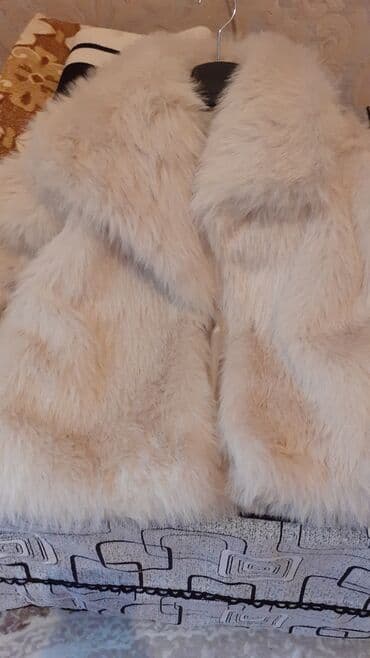 Hicab: Ağ rəngdə süni kürk palto/plaş. - Yumşaq, sıx tük teksturası, iri — 1