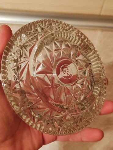 dekor: Xrustal Külqabı satılır. 2 ədəddir. Böyük olan 12 manat. Ağırdır — 5