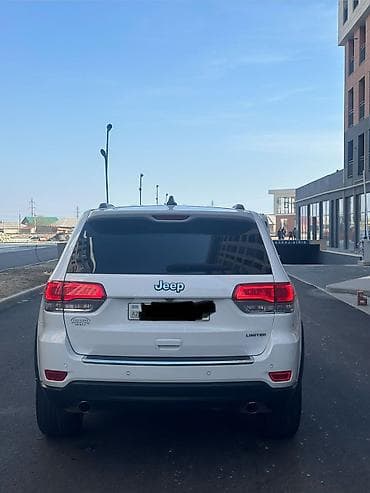 sukanı: Jeep Grand Cherokee Limited – ağ rəngli, geniş və komfortlu SUV — 4