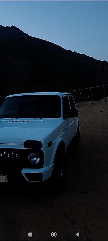 vaz 21006: Lada Niva Urban – ağ rəngli, 3 qapılı ofroud/SUV. Maşin bes kraskadı — 3