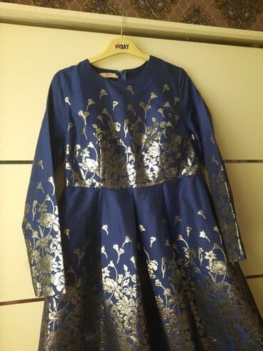 Hicab: Ziyafət paltarıdı. Qollarında ve belinde gizlin zamoku var. Altinda — 2