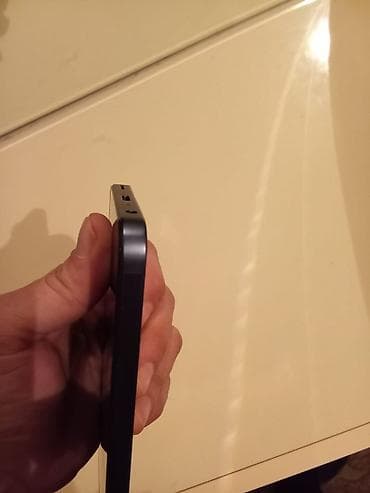 Smartfon – qara/metallik göy çərçivə, düz kənarlı dizayn. Əsas — 6