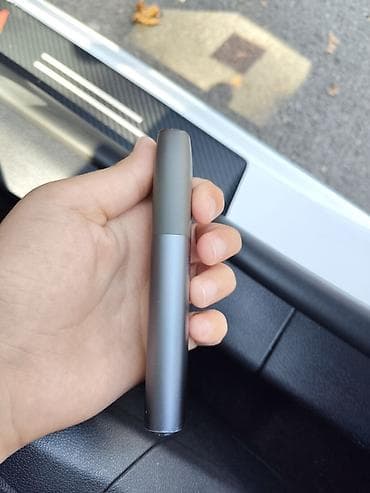 IQOS ILUMA ONE tütün qızdırma cihazı, tünd boz rəngdə və kompakt, oval — 5