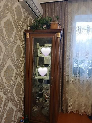 Klassik üslubda vitrin dəsti - Tərkib: 1 ədəd şüşə qapılı hündür