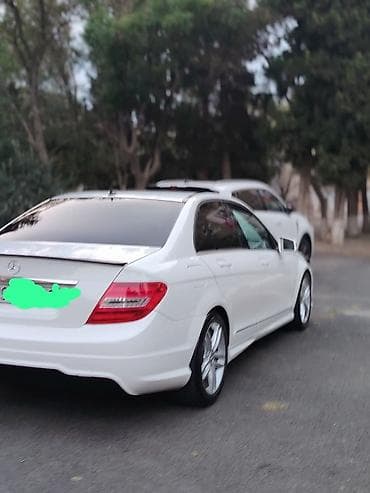kompressor teh: Mercedes-Benz C-Class sedan (C250 emblemli), ağ rəng. Xüsusiyyətlər — 1