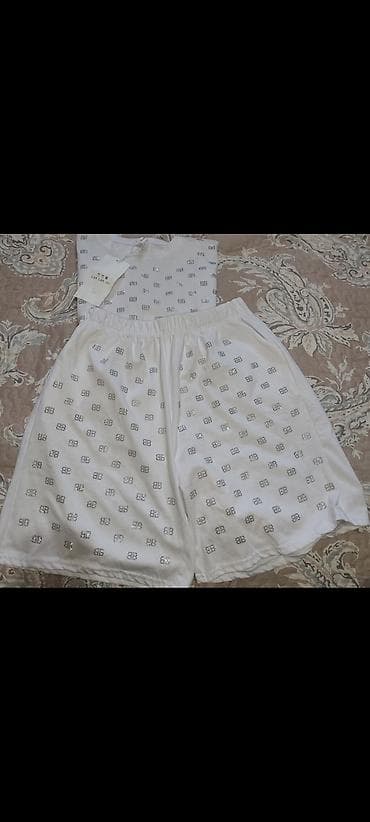 sort: Ağ rəngli iki hissəli ev geyimi dəsti: - T-shirt və şortdan ibarətdir — 2