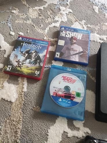 plastation: Ps4 slim 500gb 2 pult, 3 eded oyun diski, ev seraitinde istifade — 2