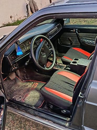 Mercedes-Benz sedan (W201 seriyası olduğu görünür) – şəhər və tras