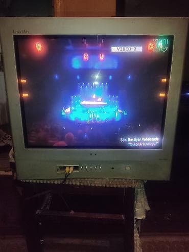 Azəri.kanalini.gosrerir.televizorla.aparat.birlikde.40.azn - Ekran