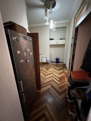 9 mkr kohne binalar: Mərkəzdə yerləşən küçə səviyyəli obyekt/menzil. Tarixi binanın birinci — 3