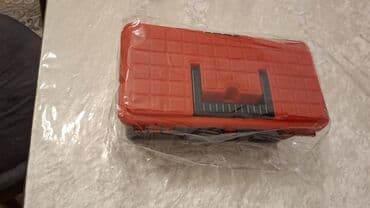 Plastik alət qutusu - Rəng: qırmızı qapaq, qara gövdə və tutacaq -