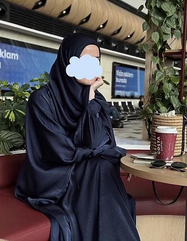 Tünd göy rəngdə, atlas effekti verən parıldayan parçadan hazırlanmış