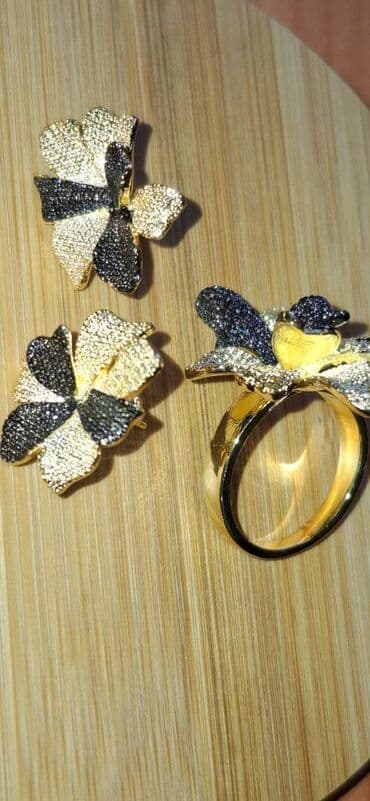 tek qas qizil sirqalar: Комплекты. Новые — 16