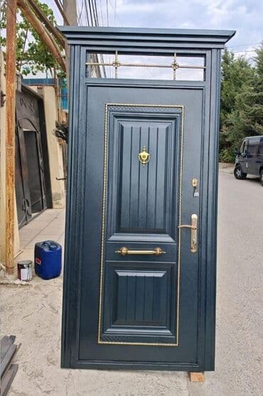 pəncərə qapi: Naxışlı qızılı haşiyəli, qara rəngli metal giriş qapısı. Qapının üst — 3