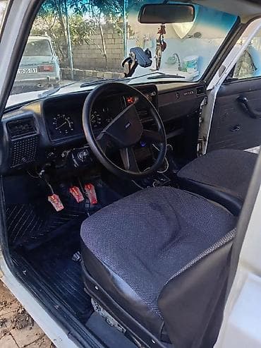 turbo az qax: VAZ 2107, ağ rəng, sedan gövdə. Xüsusiyyətlər: - Arkadan ötürücülü - — 4