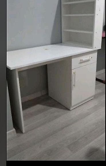 Ağ rəngli funksional iş masası - Geniş iş səthi – yazı, kompüter və