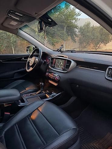 Kia Sorento – ağ rəngli, tam ölçülü SUV Xüsusiyyətlər: - Geniş və — 9