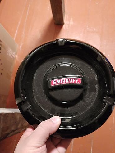 Smirnoff loqolu külqabı - Material: qalın, parlaq qara