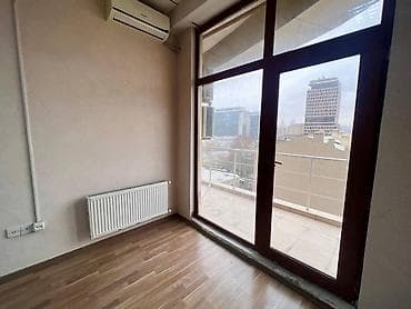 Şəhərin mərkəzində 28 May metrosuna 5 dəqiqəlik məsafədə yerləşən — 3