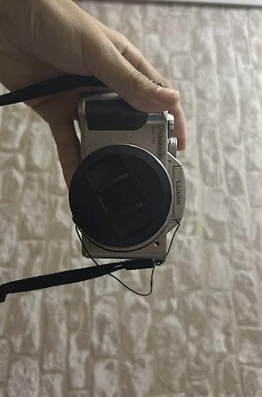 islenmis xolodelnikler: Üstündə təzə batareya və adapter verilir. SD kart verilmir. 12X optik — 1