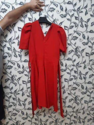 don ikisi bir yerdə: Qadın geyimləri – 2 paltar dəsti 1) Tünd yaşıl, asimmetrik kəsimli — 4