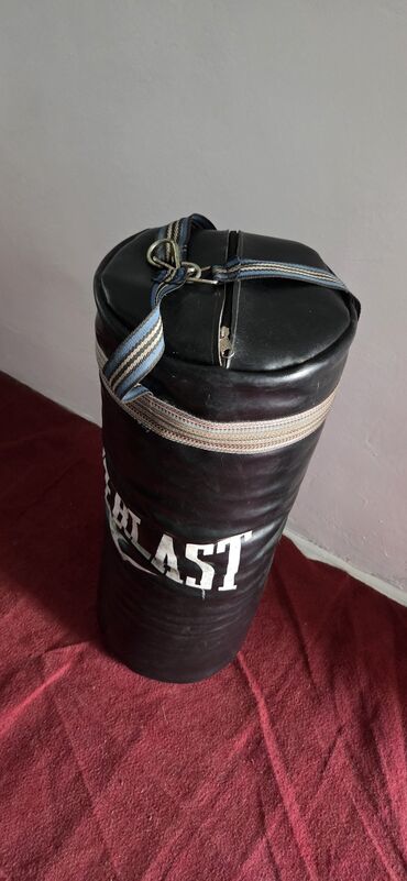 adam boks torbası: Everlast boks torbası - Marka: Everlast - Rəng: qara - Silindrik — 3