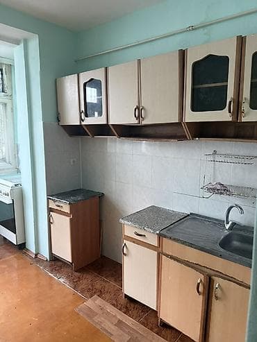 qarayev 3 otaqli evler: 3 otaqlı Leningrad lahiyəli mənzil satılır, 2/5 daş bina, A.Sultanova — 5