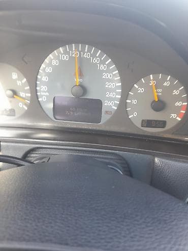 2000 bmw 320i: Mercedes-Benz E-Class: 2 l | 2000 il Sedan — 5