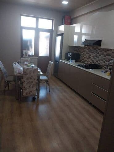 sarayda yeni tikili binalar: Binəqədi rayonu,Varovski dairəsi.13 mərtəbəli binanın,6-cı mərtəbəsi,2 — 3