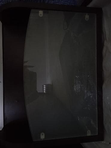 susta: Açıq rəngli‑tünd qəhvəyi kombinli, şüşə üstlü tumbə/komod 2 ədəddir — 2