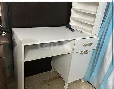 Ağ rəngdə çoxfunksiyalı yazı/kompüter masası. Xüsusiyyətlər: - Geniş