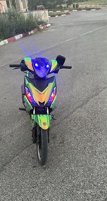 elikdirikli sukuter: Sport üslubunda skuter/moped - Parlaq, xameleon tipli yaşıl-sarı — 4