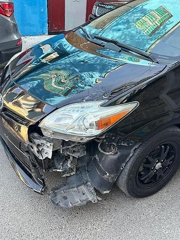 toyota prius c: Toyota Prius, qara rəng, hibrid. Kuzov liftback. Arxa hissədə “Prius” — 4