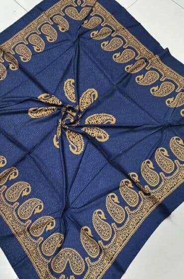 женские красные шарфы: Kəlağayılar. Bu kəlağayıların içi boş K hərfi ilə yazılıdı. Materialı — 20