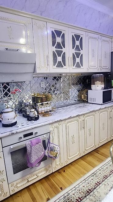 Klassik üslubda mətbəx mebeli dəsti - Rəng: ağ-qızılı ornamentlər ilə