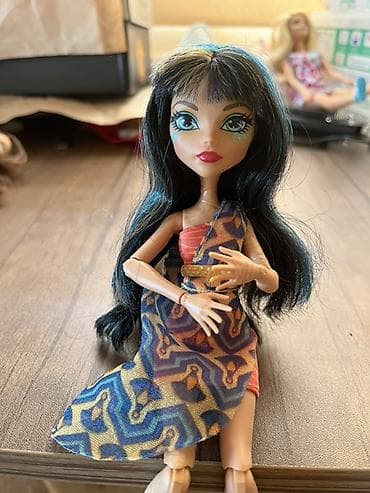 lego oyuncaq: Monster High temalı moda kuklası - Qara saçlı, mavi vurğulu, ön — 1