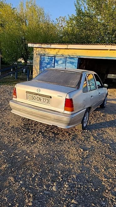 traktor 28 narxlari: Opel Kadett: 1.6 l | 1986 il Sedan — 4