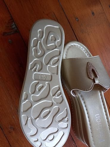 Tərliklər: Qadın üçün qızılı rəngli şlapa/sandal - Model: Fashion yazılı, açıq — 3