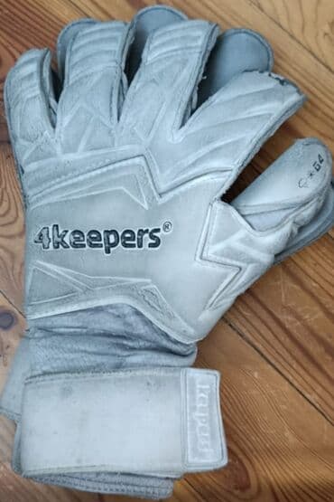 Maskalar, eynəklər: Məhsul: 4keepers qapıçı əlcəkləri. Kochalskinin Frentvaroşla oyinda — 2