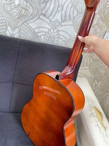 gitara almaq: 6 il once alinib ve 3 defe hec toxunulmuyub qalib evde yaxsi — 2