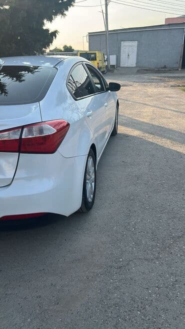 hyundai grandeur 2015: Kia Forte sedan – ağ rəng, 4 qapı, şəhər və magistral üçün rahat və — 2