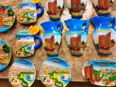 saxsi gul qablari: Bakı şəhərinin görməli yerlərini əks etdirən müxtəlif formalı və — 2