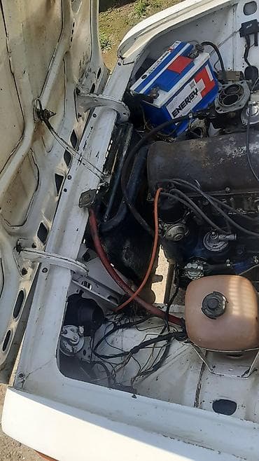 mator 80cc vəlo: VAZ 2106, ağ rəngli sedan. Texniki xüsusiyyətlər: - Kuzov: sedan — 9