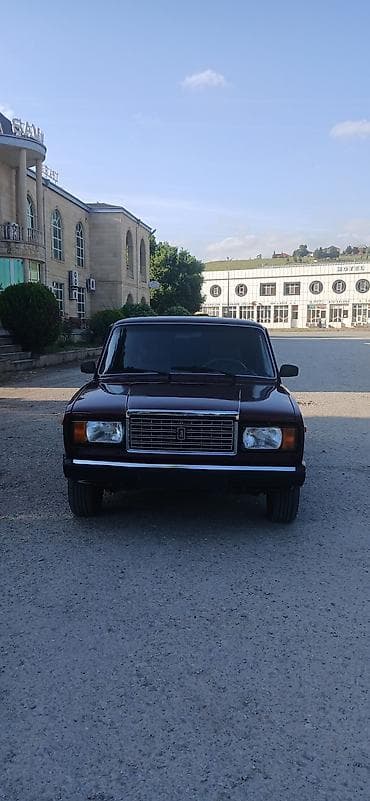 masın 07: VAZ 2107 sedan – tünd bordo rəngli klassik model. - Kuzov: 4 qapılı — 4