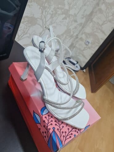 Toy paltarları və aksesuarları: Məhsul: Qadın sandal kolleksiyası Ağ sandal: - Rəng: Ağ - Dizayn — 1