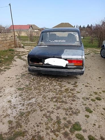 lada priora 2018: VAZ 2107 sedan - Kuzov: 4 qapılı, qara rəng. Ön radiator barmaqlığı — 2