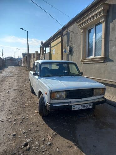 vaz 02: VAZ 2107, ağ rəng, sedan kuzov. Texniki xüsusiyyətlər: - Benzinlə — 1