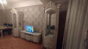 gonag desti: Klassik üslubda qonaq otağı mebel dəsti Tərkibi: - 2 ədəd vitrin şkaf — 1