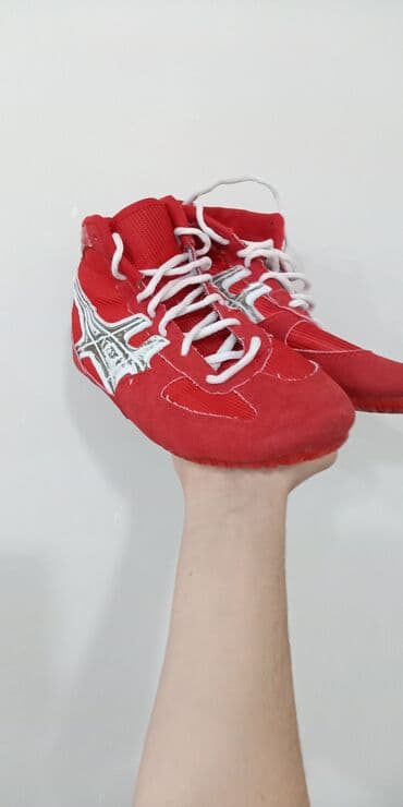 Botinkalar: Məhsul: Qırmızı rəngli güləş ayaqqabısı (hi-top) Brend üslubu: yan — 3