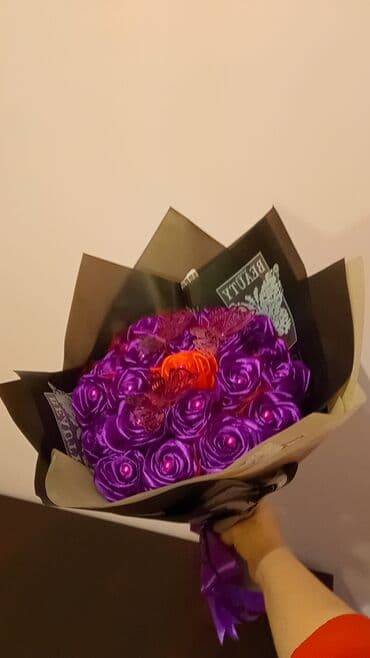 искусственные цветы баку: Bənövşəyi rəngli, 21 ədədli gül buketi, 18 manat. Sevdiklərinizə — 5